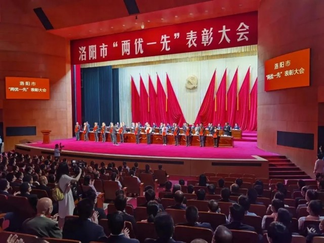 智博喜訊丨智博集團(tuán)黨支部書記、董事長(zhǎng)吳全君獲得“洛陽市優(yōu) 秀共 產(chǎn)黨員”稱號(hào)